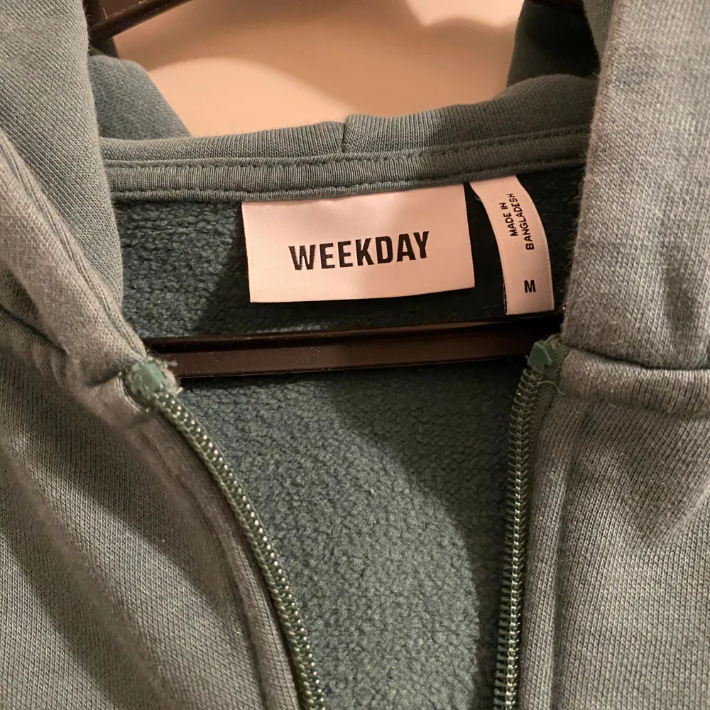 Jag säljer min gröna, croppade, zip up hoodie från Week day. Använd endast ett fåtal gånger och är som ny. Mycket bekväm och mysig! Passar M och S. Köparen står för frakt☺️. Hoodies.