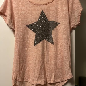 T-shirt med stjärna - Jätteskönt material! Köparen står för frakten‼️