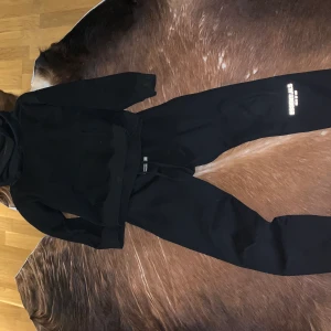 Essentials dress - Tjena säljer min dress storlek Small sitter jättesnygg priset kan diskuteras 