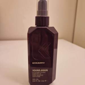 Kevin Murphy Young Again värmeskydd/treatment oil. Ord pris. 389 kr.  100 ml. Ca 80% kvar av flaskan. 