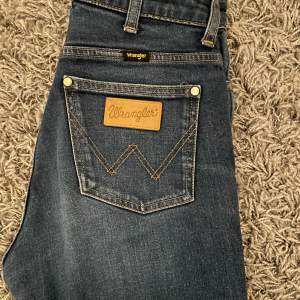 Jeans från wrangler med fin detalj på bakfickan 💓 använda men fina! Midja 25, innerbenslängd ca 65-70cm. Skriv för mer info/bilder💓