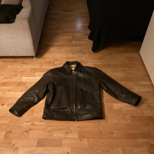 Vintage läderjacka - Riktigt snygg vintage läderjacka i bra skick! Storlek 48/M.