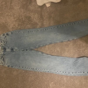 Zara jeans med slit  - Säljer för de är för stora, dem är använda Max 3 gånger ❤️