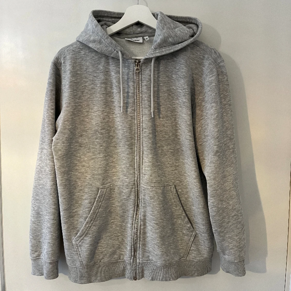 Grå zip hoodie weekday 