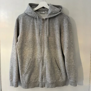 Grå zip hoodie weekday  - Grå zip hoodie weekday storlek, fint skick.