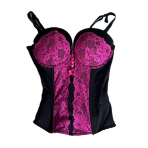 Korsett - Svart+rosa korsett med rosa spets. Pushup bh!  Ger snatched form🤝🏼 Möts gärna upp i stockholm, annars tillkommer frakt❤️🤙🏼