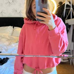 Säljer en rosa hoodie från Bikbok som går att knyta åt både upp till och ner till, hoodien är lite använd och i bra skick🥰