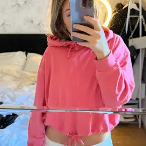 Säljer en rosa hoodie från Bikbok som går att knyta åt både upp till och ner till, hoodien är lite använd och i bra skick🥰