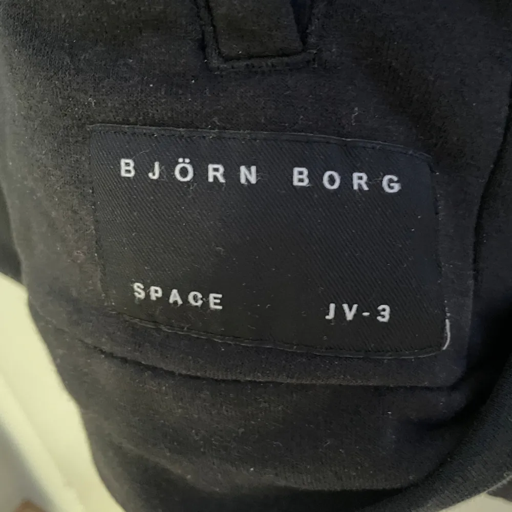 Vintage Björn Borg hoodie, storlek M Köpt på någon vintage butik så vet inte hur gammal Ett av snörena är lite sönder. Hoodies.