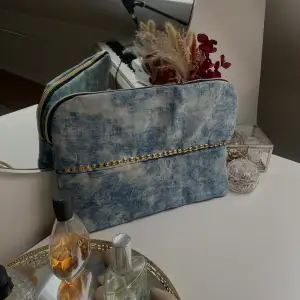 Datorfodral från denimcase uf (mitt egna uf företag). Fodralen är tillverkade av återvunna jeans och passar 13”, såsom MacBook och tinkpads. Tidlösa, snygga och framförallt miljövänliga💓 tveka inte att höra av er vid fler frågor!  Instagram: denimcaseuf 