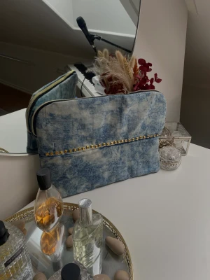 Denimcase UF - Datorfodral från denimcase uf (mitt egna uf företag). Fodralen är tillverkade av återvunna jeans och passar 13”, såsom MacBook och tinkpads. Tidlösa, snygga och framförallt miljövänliga💓 tveka inte att höra av er vid fler frågor!  Instagram: denimcaseuf 