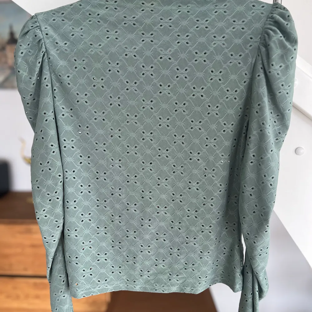 En super fin tröja i mintgrön som tyvärr är för liten för mig. Det står stl L i tröjan men liten så mer M. Endast provad. Mjuk och skön. Tröjor & Koftor.