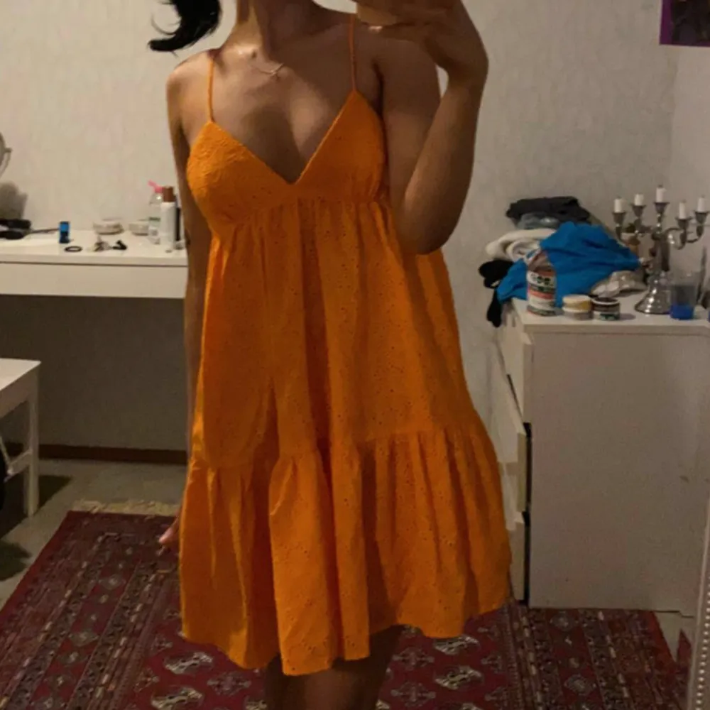 Superfin orange klänning från zara. Storlek small, jag är 168 cm som referens. aldrig använd! Köparen står för frakt❤️. Klänningar.