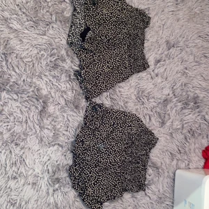 Kjol - Två jätte fina kjolar som passar till nästa vad som helst! Du kan antingen välja att köpa båda eller en,de kostar 65 kr styck! ❤️❤️