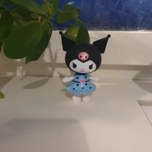 Kuromi figurine - Söt liten kuromi figurine cirka 8 cm hög. Kommer med en extra "outfit" man kan byta ☺️ 
