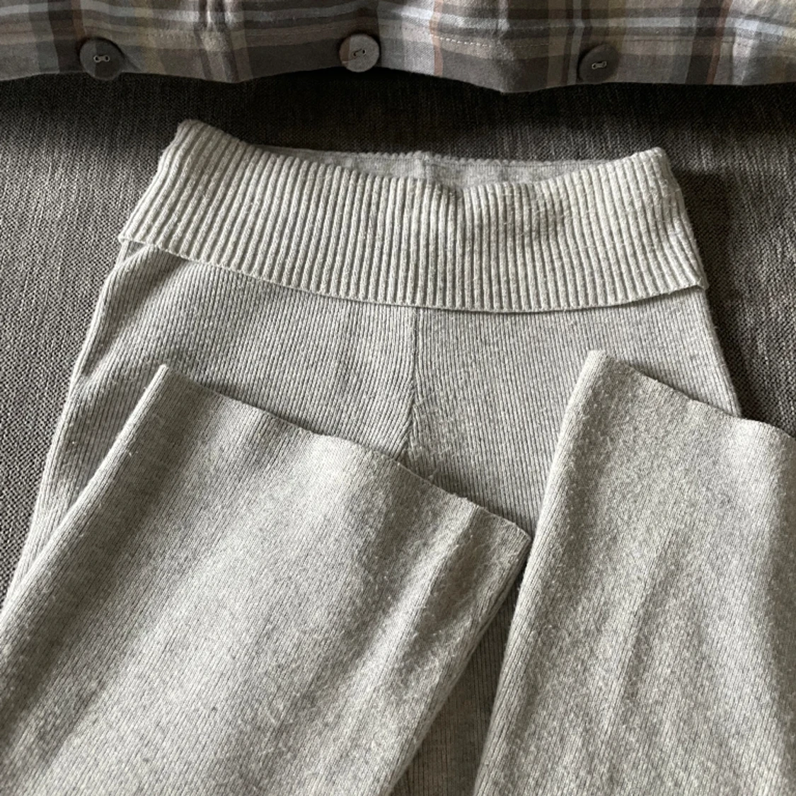 Gråa stickade byxor - 90