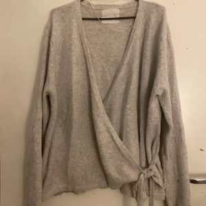 Grå kofta med omlott - Säljs pågrund av att den är för stor!💗