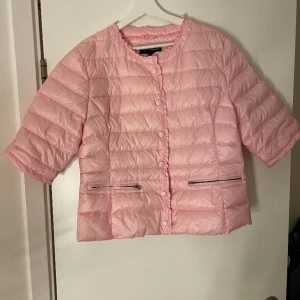 Så cool vårjacka - Jättefin trekvartsärmad dunjacka perfekt till våren! Väldigt bra skick. Tidigare ägare har sytt om ärmarna till trekvartsärmar men det är väldigt snyggt gjort, därav priset. Är i storlek 44/46 men passar mig som har s