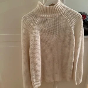 Vit tjocktröja  - Hej, säljer denna jättefina tröja från Noisy May som är i jättefint skick och knappt använd, passar storlek S/M 💗