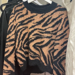 tjocktröja - tjocktröja från hm som är lite nopprig som man kan se på bilden❤️