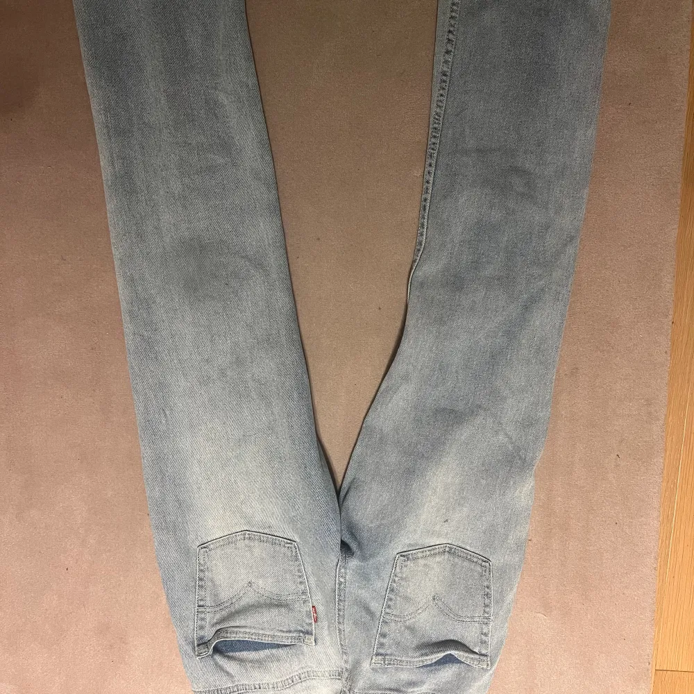 Säljer dessa supersnygga lågmidjade  jeans ifrån Levi’s. De är i storlek 12 år men skulle säga att de är ungefär som xs. De är i väldigt bra skick och inte så använda. . Jeans & Byxor.