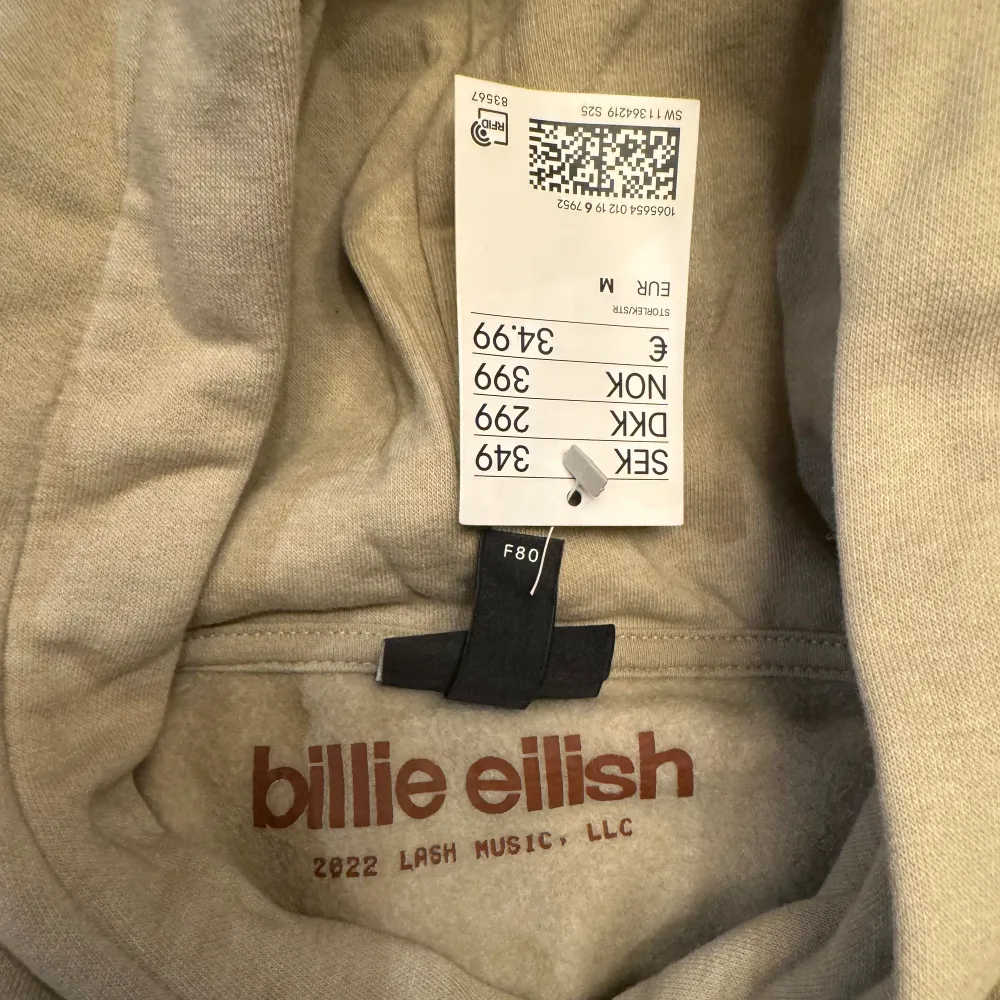 Säljer denna Billie Eilish hoodie från hm! Tröjan är inte använd och prislappen finns fortfarande kvar! Den är i bra skick, frakten är på köparens bekostnad. Hoodies.