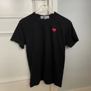 CDG t-shirt - Tja! Säljer nu denna svarta T-shirten från CDG. Storlek:L, passar M och S. Skick: 8/10, väldigt fint skick, ingen solblekning eller liknande. Nypris: 1200kr. Kontakta mig för fler bilder eller info!🙌