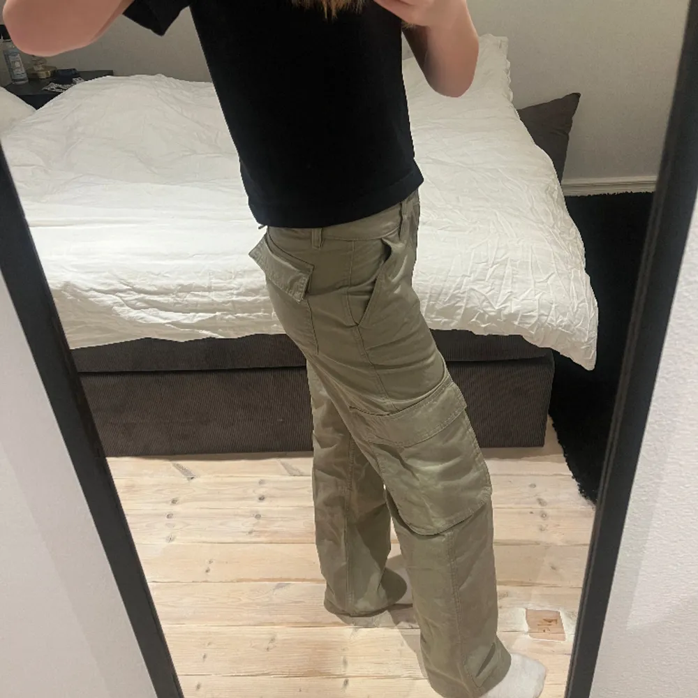 Säljer dessa lågmidjade cargobyxor från Gina tricot då de tyvärr inte kommer till användning längre💗Använda ett fåtal gånger så är i mycket bra skick💕. Jeans & Byxor.