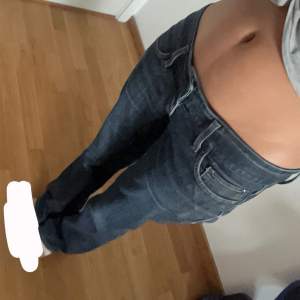  Ett Par snygga lågmidjade jeans från lee köpt för 800kr säljs för 400 dom är mörkblåa så snygga men kommer tyvärr inte längre till användning. Dim har blivit lite för stora för mig men hoppas någon blir intresserad och vill köpa