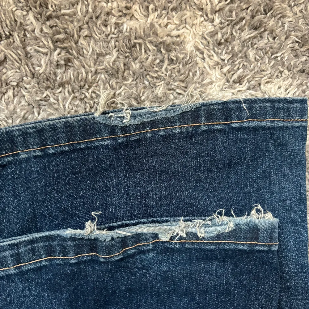 Jättesnygga bootcut jeans från crocker. Är lite slitna längst ner men inget man tänker på💗. Jeans & Byxor.
