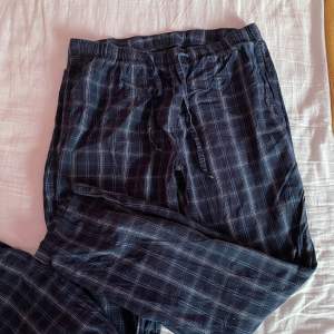Randiga Mörk blåa pyjamasbyxor från H&M, storlek S 🤩 köpt för 199kr  