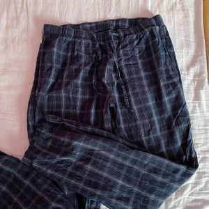 Pyjamasbyxor  - Randiga Mörk blåa pyjamasbyxor från H&M, storlek S 🤩 köpt för 199kr  