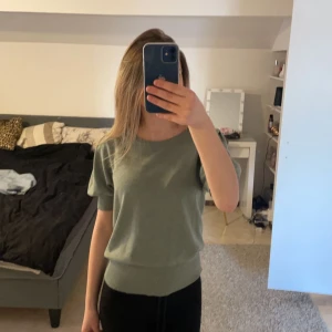 Stickad T-shirt  - Säljer då den inte kommer till användning 