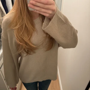 Beige stickad tröja - En beige stickad tröja i Stolek S ifrån lager 157 som inte kommer till användning. Andvänd ett fåtal gång.