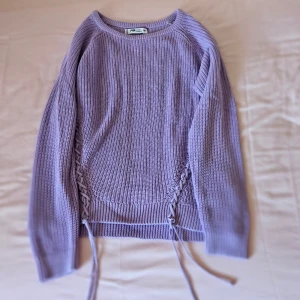 Lila tröja  - Sister knitwear. Mjuk. Ovanlig. Perfekt till sommaren. Blåser lite igenom. Söt som en kanin. 70kr. St 38. M. Köpt på loppis. Möts i gbg. 