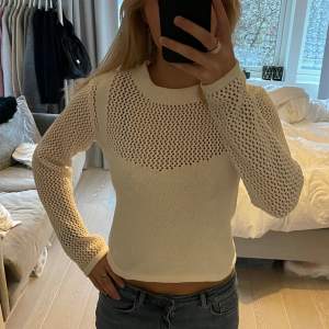 Vit/beige hålstickad tröja från Zara i storlek S. Så bra skick, nästan helt oanvänd. Nypris: 360kr. PERKINS-KRAGE I CHENILLE MED HÅLMÖNSTER