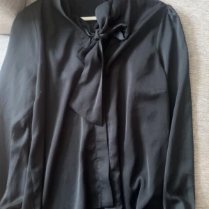 Satin blus  - Fin satin blus som man knyter runt halsen💗
