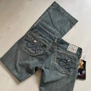 Lågmidjade bootcut jeans  Midjemåttet 40  Innerbenslängd 81  Ytterbenslängd 99