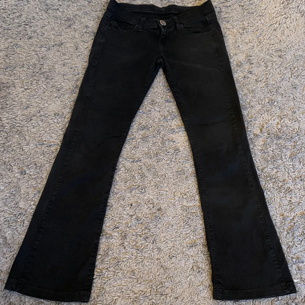 Lågmidjade bootcut jeans Midjemåttet 37  Innerbenslängd 74  Ytterbenslängd 94. Jeans & Byxor.