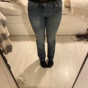 Lowwaist Jeans - Säljer dessa Lowwaist Jeans i storlek 27/32 eftersom att de ej kommer till använda. Lappen sitter kvar. Nypris 500kr, fler bilder vid behov❤️