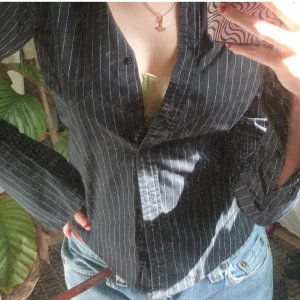 Figursydd Skjorta - Superbekväm svart/vit- randig skjorta i toppskick, från märket Sisters! Passar till allt :) Ser nu att min spegel är asdammig på bilderna... sorry hihi.