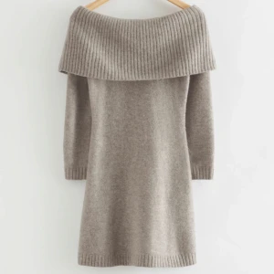 Offshoulder klänning ull - Offshoulder klänning i ull från Other stories  Nypris 1300:-