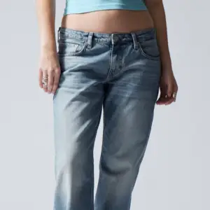 Ljusblå jeans i modellen Arrow från weekday. Stl 24/32. Låg midja och raka ben.