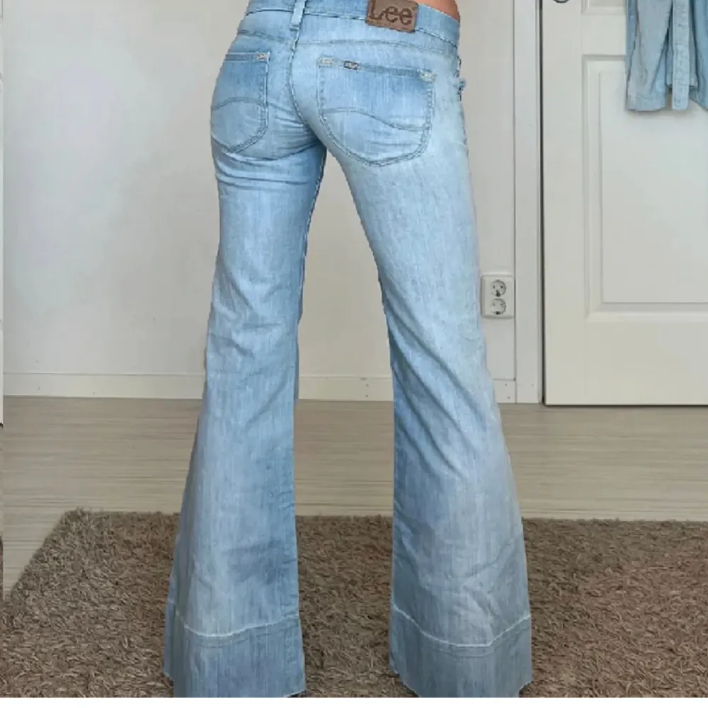 Sååå himla snygga och trendiga jeans från LEE. Passar så himla fint nu till sommaren med den ljusa färgen. Helt i nyskick, aldrig använda endast testade. Säljer på grund utav att jag har ett par liknande🫶 PS är öppen för pris sänkning!. Jeans & Byxor.