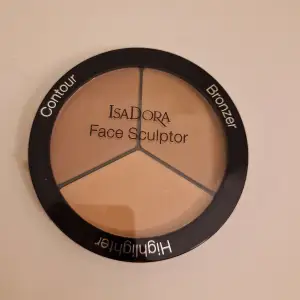 Highlighter/bronzer/contour. Färg 03 Nude. Oanvänd.