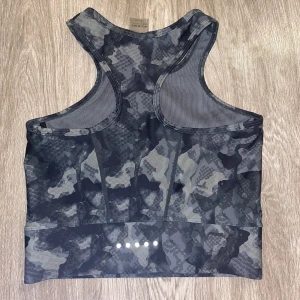 Stronger tränings bh/topp - Inte använd mer än 2 gånger då den är lite stor men super fin i kvaliten. St Small