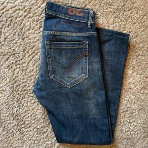 Tjena ! Säljer nu ett par dondup george jeans i storlek 29 , Jeansen har inga skador och är knappast använda 10/10 skick Nypris cirka 3000  (Kontakta för fler frågor eller bilder)  