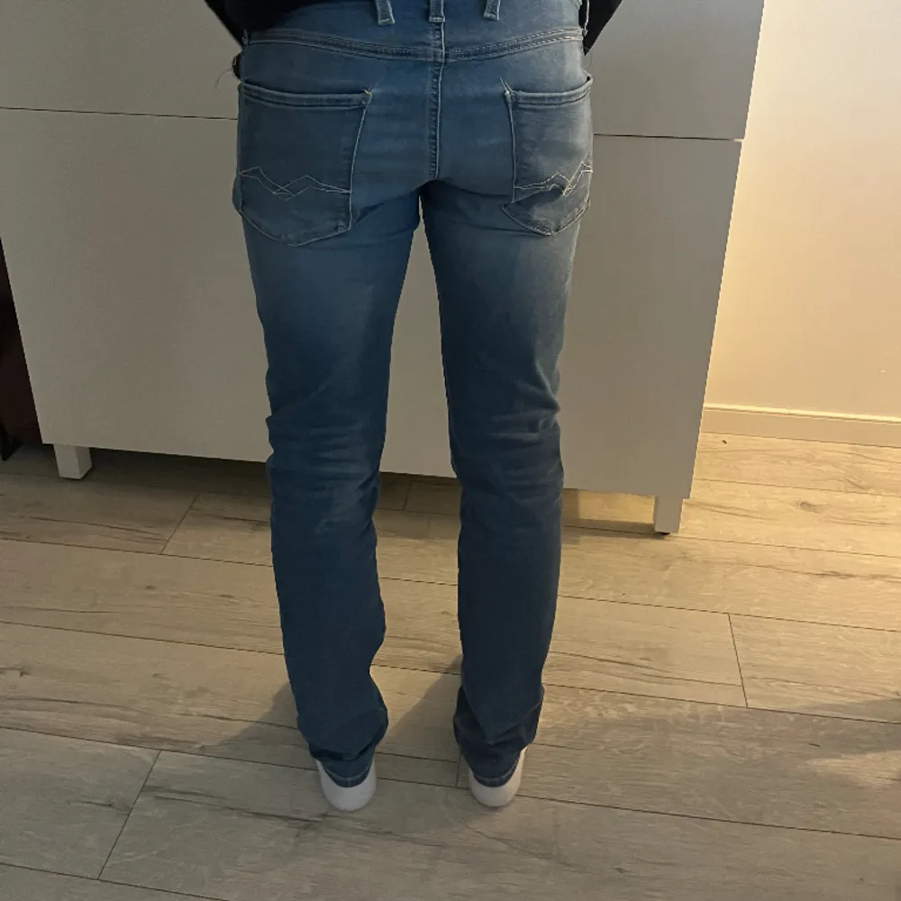 Blåa Replay jeans i modellen anbass  Inte använd alls mycket så är nästan som nya  Ny pris ca 1500 mitt pris 699 Storlek 30 . Jeans & Byxor.