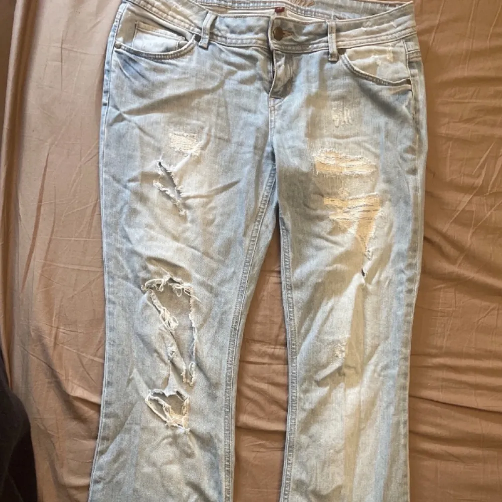 Säljer dessa skit snygga lådmidjade  jeans, skriv gärna om ni har frågor💋💋kan tänka mig sänka priset vid snabb affär, vid många bud blir det budgivning❤️. Jeans & Byxor.