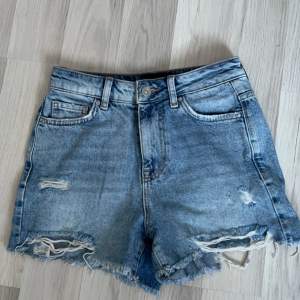 Jeansshorts från veromoda. Använda fåtal gånger. Säljer då de är för små för mig. Hör av er vid funderingar☺️